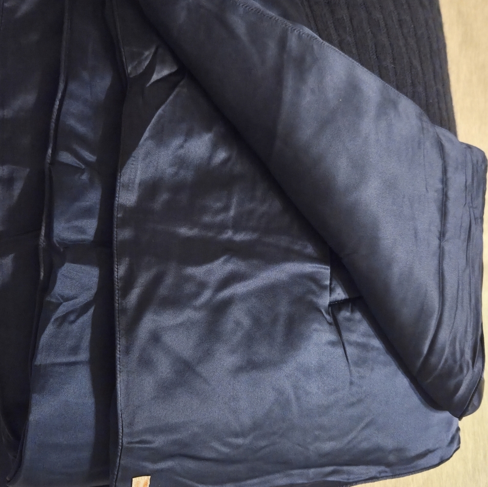 Kumi Kookoon Luxurious Silk and Cashmere Throw Blanket In Indigo - Picture 3 of 8